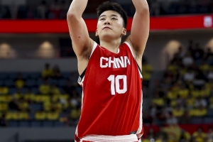 媒体人：积极、敏锐、高效、从容 王俊杰的比赛气质太招人喜欢了配图