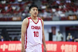 媒体人：男篮下半场展示了不俗的冲抢板和单打能力 前场板赢了8个配图