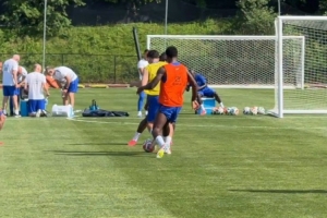十分角！法国队晒训练视频，马特塔将球射入球门死角配图
