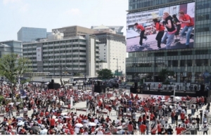 韩媒:在韩国光化门广场观看世界杯的球迷超过1万人配图