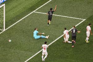 新西兰1-0领先伊朗!伊利亚·贾斯特抽射破门,伍德胸部做球助攻配图