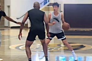 刘金雨海外特训!NBA训练师乔丹·劳利全场球局初体验配图