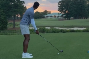 换造型了！独行侠球员克里斯蒂更新社媒 短发形象享受高尔夫时光配图