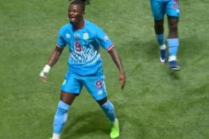 英格兰0-1落后民主刚果！斯彭斯冒顶，西彭加后点抽射近角破门配图