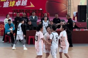 打篮球的女生 遇到这个防守应该怎么办，大家有解法？...