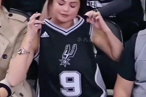 青春啊😭😭马刺女球迷赛琳娜扯球衣的动作太帅了 ...